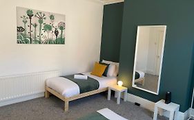 Kitchener - Wonderful 2-Bedroom Apt Sleeps 5 Free Parking Free Wifi
