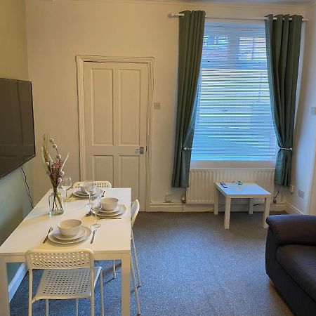 Kitchener - Wonderful 2-Bedroom Apt Sleeps 5 Free Parking Free Wifi Gateshead Exterior photo