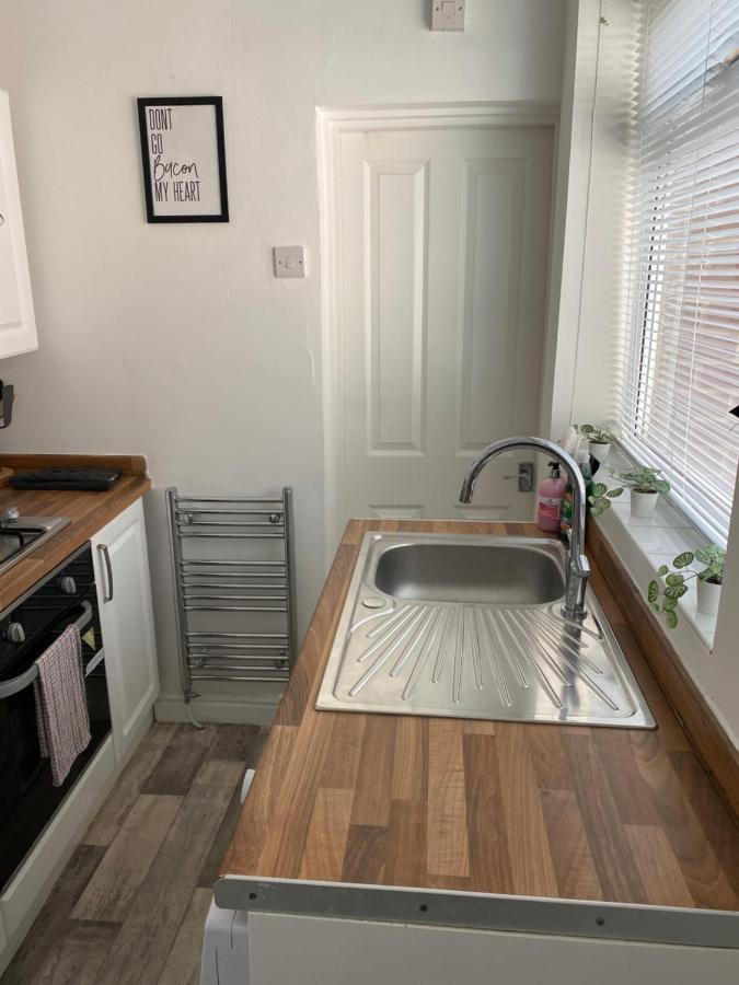 Kitchener - Wonderful 2-Bedroom Apt Sleeps 5 Free Parking Free Wifi Gateshead Exterior photo